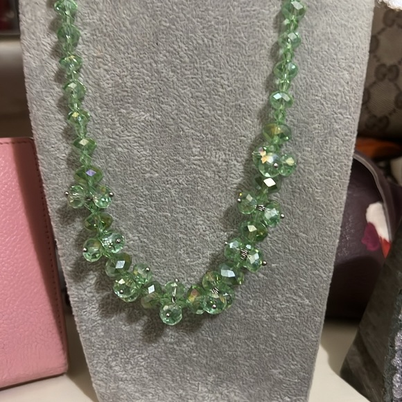 Beautiful sparkly green acrylic necklace. - Picture 4 of 5